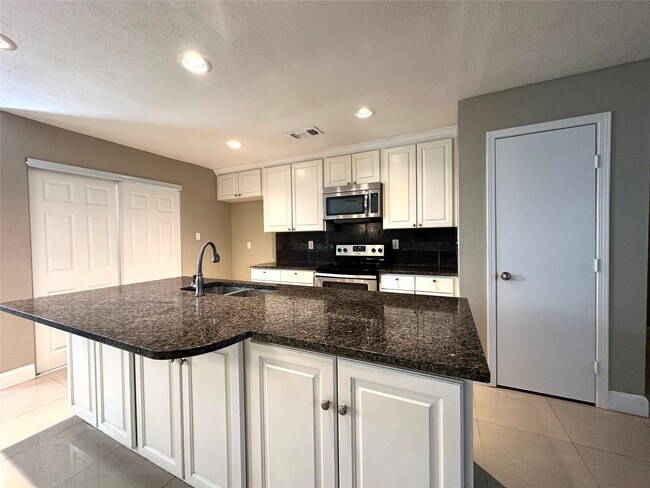 Building Photo - 423 Lee Dr