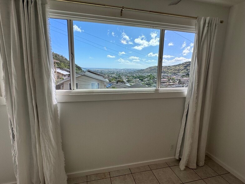 Building Photo - 1576 Pahulu St