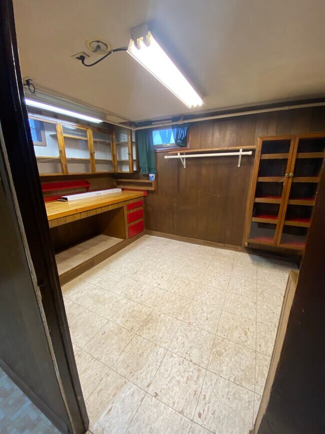 Building Photo - Cozy Home with Double Stall Garage
