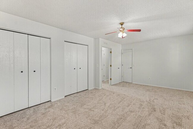 Building Photo - 6538 W Kenyon Ave