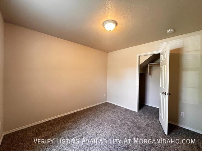 Building Photo - Spacious rooms, alley access garage, priva...