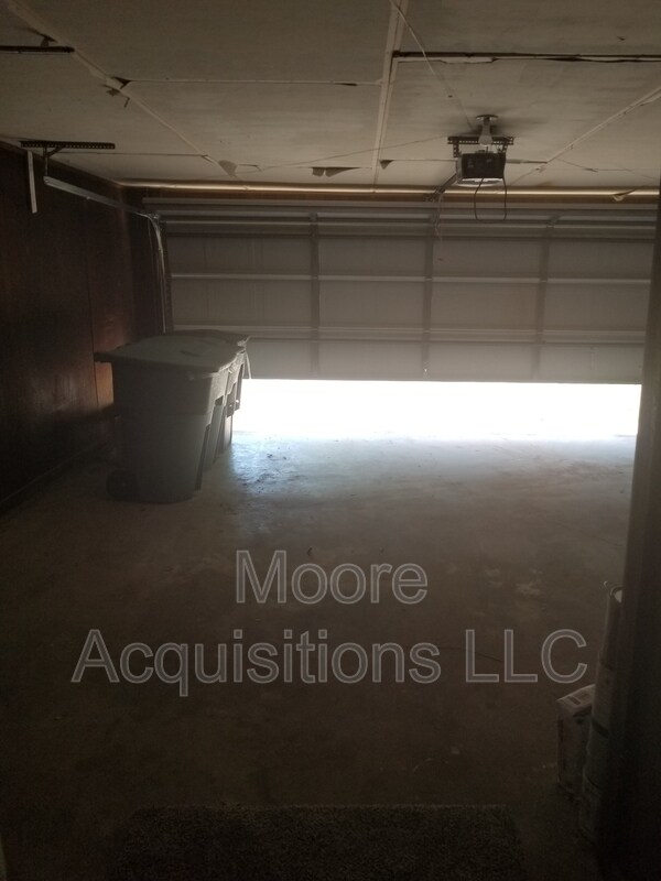 Building Photo - 1833 Skyline Dr