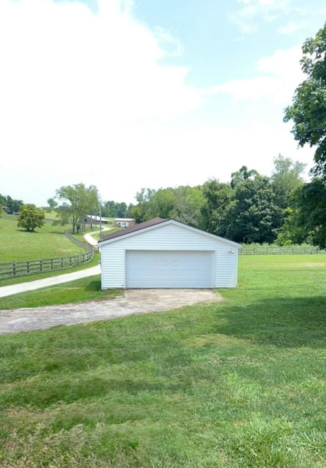 Building Photo - Country living at its finest!