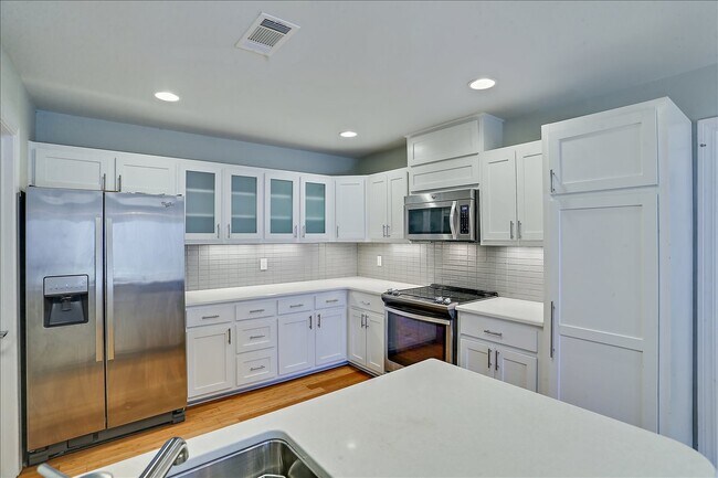 Building Photo - 405 River Pl