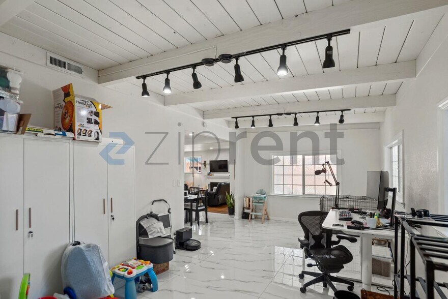 Building Photo - Unit