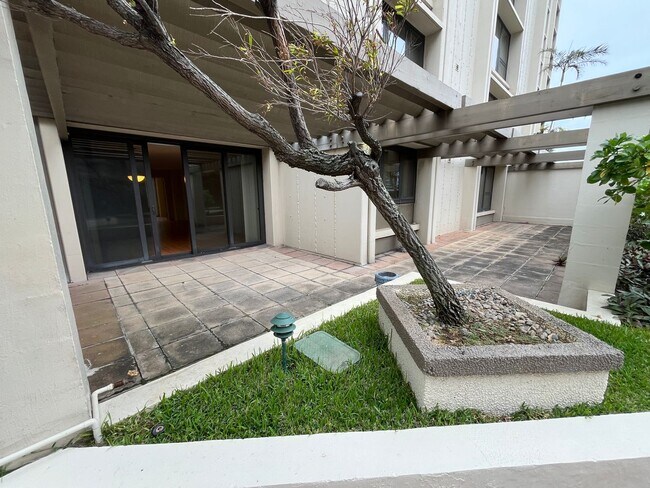 Building Photo - Yacht Harbor Towers (Ala Moana)-1282 sf, 2 bed+den, 2 bath, 2 prkg-INCLUDES UTILITIES