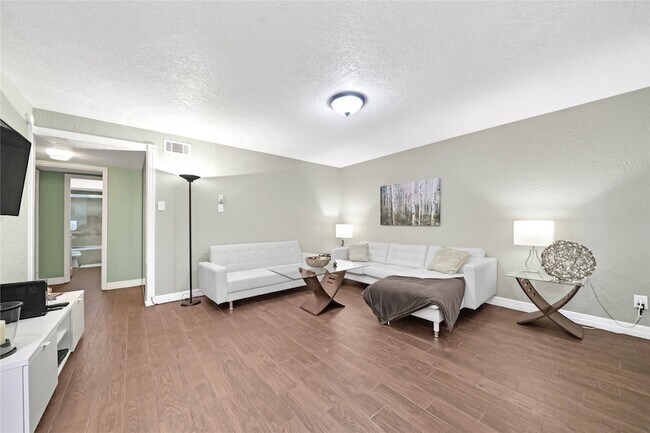 Building Photo - 7900 Westheimer Rd