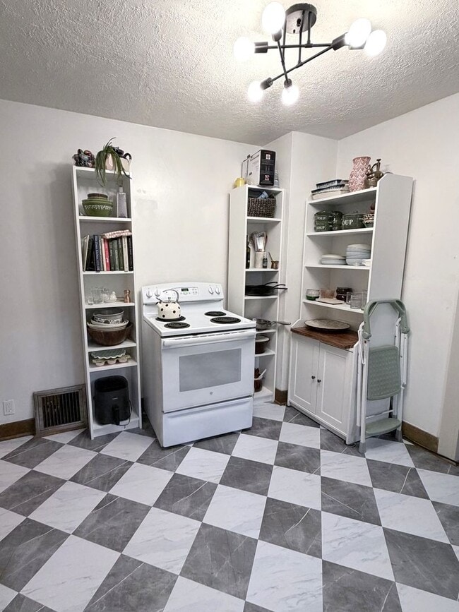 Building Photo - Charming 2 bedroom 1 bath house Available 05/01/2026