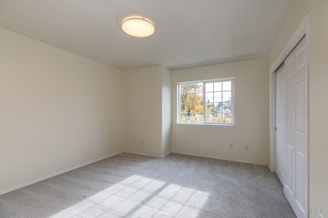 Building Photo - 6621 N Columbia Way