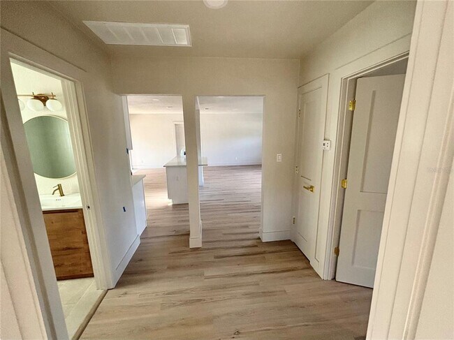 Building Photo - 644 Manor Dr W