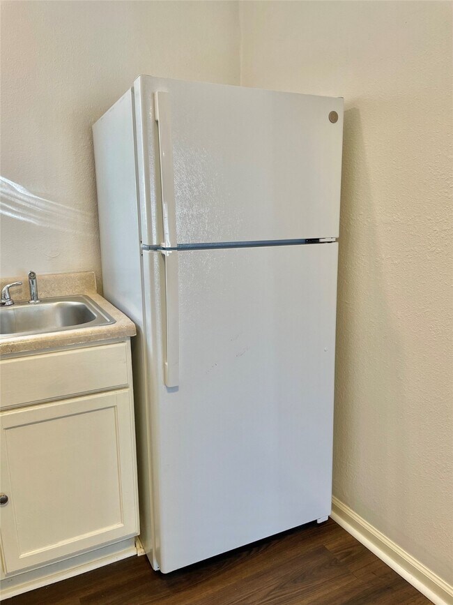 Building Photo - 1755 W 6th St