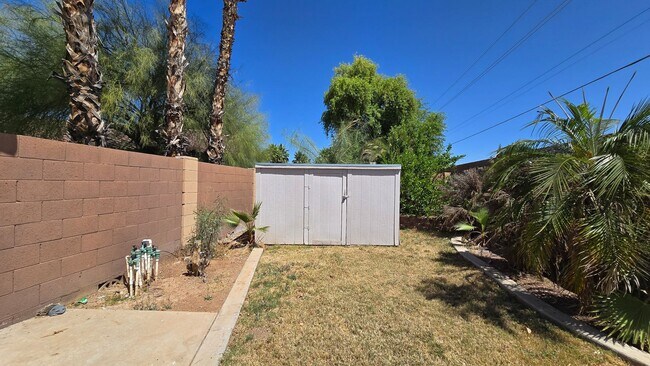 Building Photo - Clean and Cozy home in desirable area!