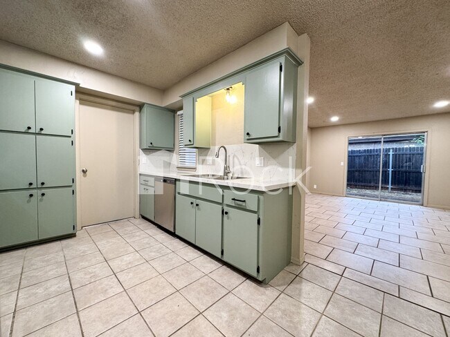 Building Photo - 7024 Woodlake Dr