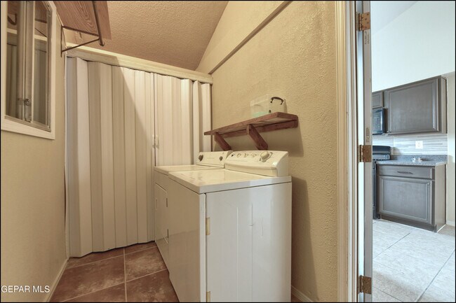 Building Photo - 683 Teichelkamp Dr