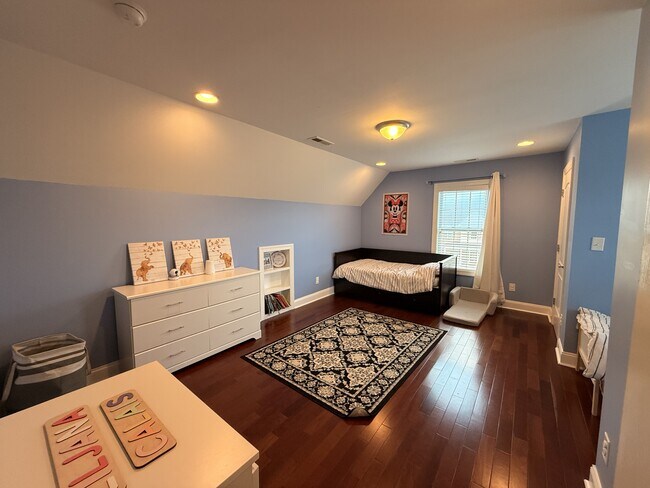 Building Photo - 704 Stagecoach Dr