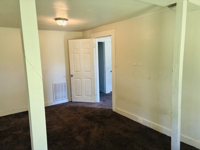 Building Photo - 602 Williams St