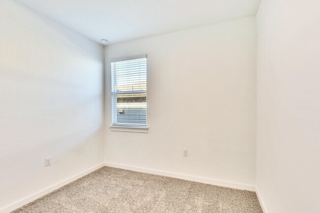 Building Photo - 13920 Lubeck Dr