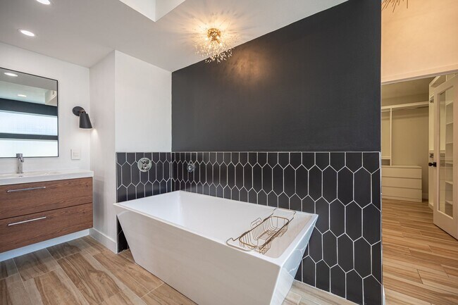Building Photo - European-inspired Mid-Century Henderson Home!