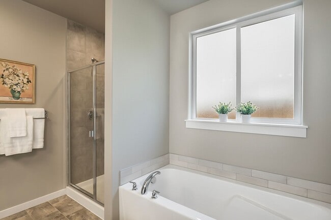 Building Photo - Spacious 4 Bedroom Gem with Private Backya...