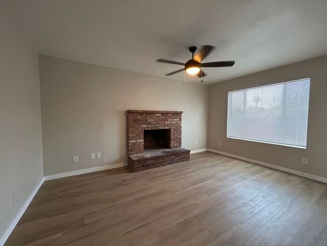 Building Photo - 540 W Del Campo Ave
