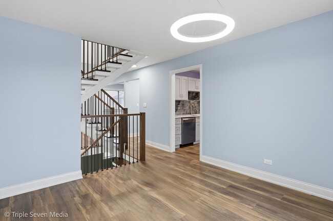 Building Photo - 777 E Golfview Dr