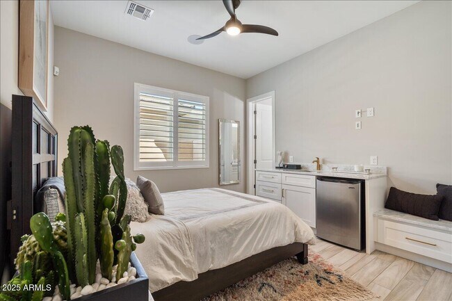 Building Photo - 5543 E Beryl Ave