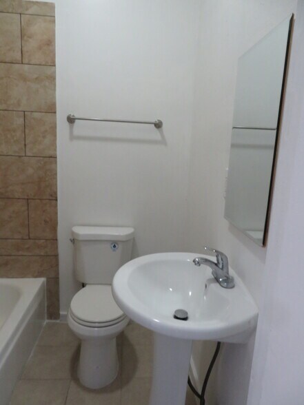 Building Photo - 154 E Colden Ave