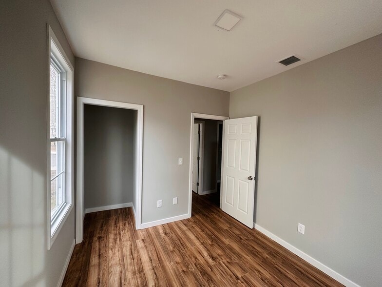 Building Photo - 19 Thompson St