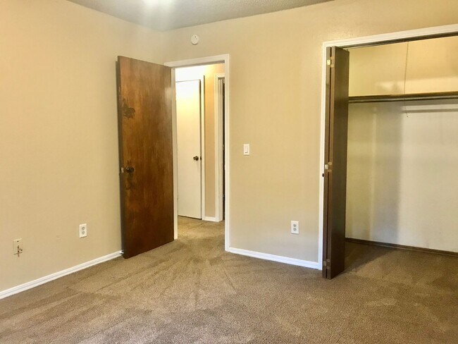 Building Photo - 2 bedroom near Catoosa!!