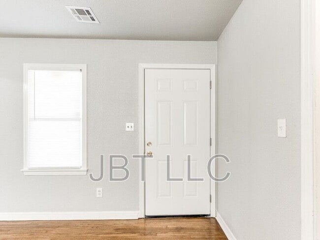 Building Photo - 314 W Peach St