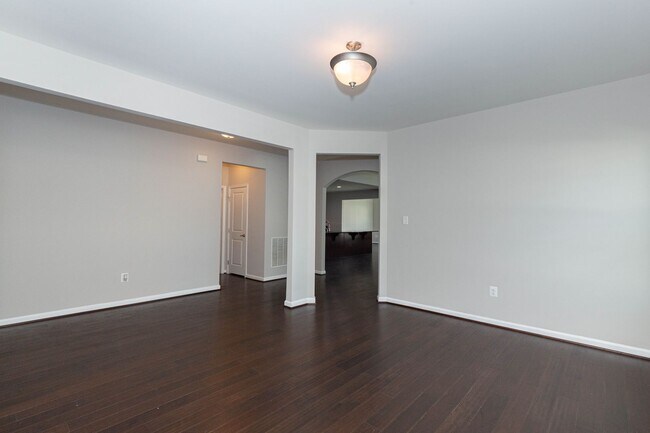 Building Photo - 5 Bed, 4.5 Bath Single Family Home in Step...