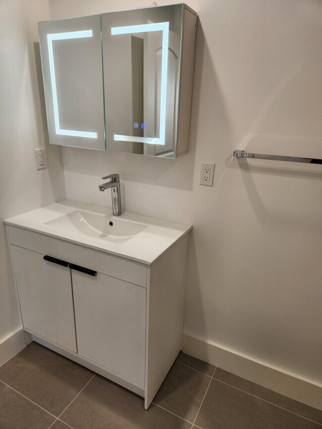 Building Photo - 530 Richmond St