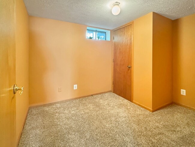 Building Photo - Lovely 3 bedroom 1.5 bathroom Cape Code st...