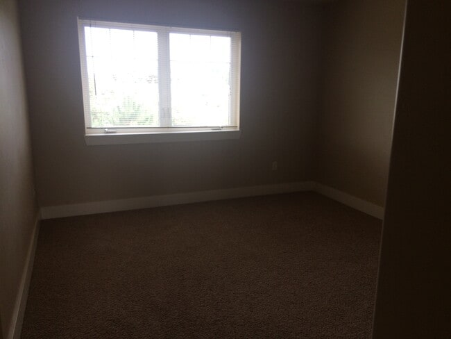 Building Photo - 2 Bedroom 1 Bathroom Apartment ** NEW PRIC...