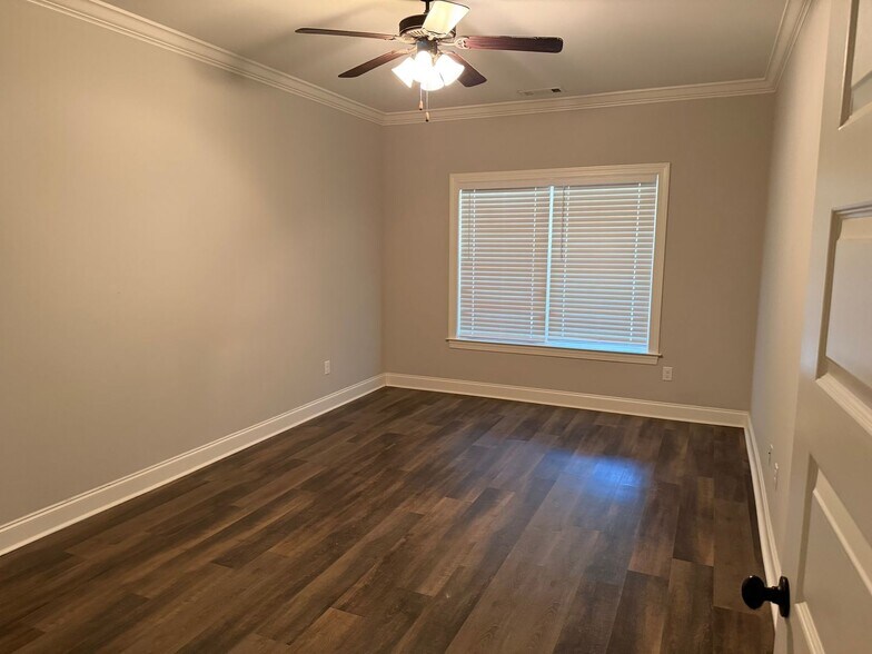 Building Photo - End Unit 3 Bedroom Townhome in Auburn