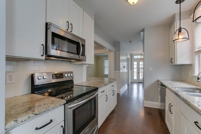 Building Photo - 615 W 34th St