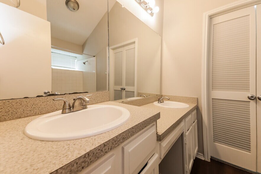Building Photo - 3702 Knights Bridge Dr
