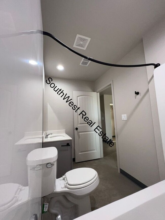 Building Photo - 2 BED 2 BATH APT ALL BILLS PAID!