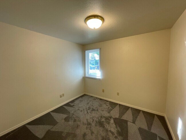 Building Photo - 3 Bedroom / 2 Bathroom Home in SW Redmond - PENDING APPLICATION