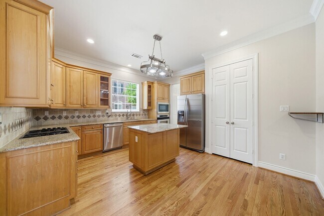 Building Photo - 3243 N Pemberton Cir Dr