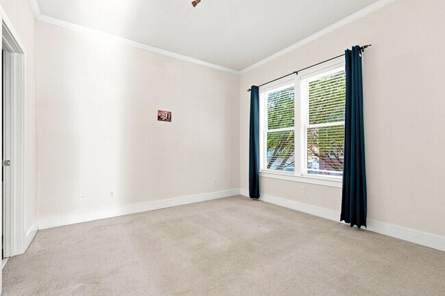 Building Photo - 933 Garrett St