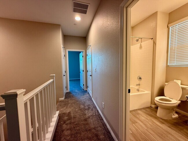 Building Photo - 3 BED 2.5 BATH 2 CAR GARAGE MODERN TOWNHOM...