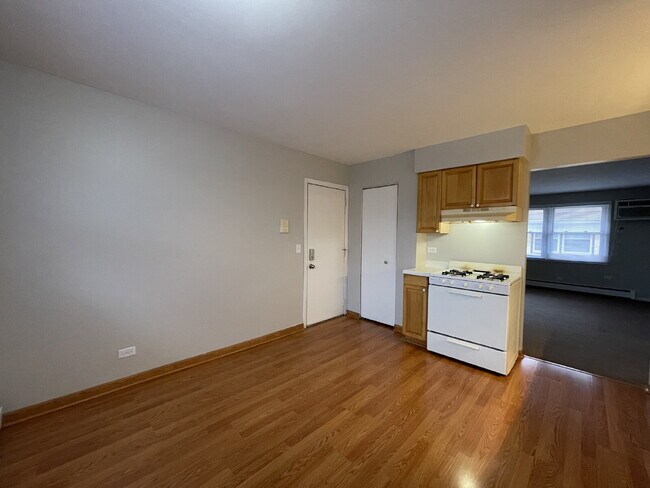 Building Photo - FRESHLY PAINTED 2BR, 1BA condo, close to RT59 shopping and restaurants. NAPERVILLE 203 SCHOOLS!