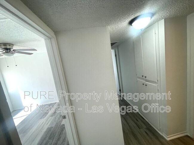 Building Photo - 1405 E Vegas Valley Dr