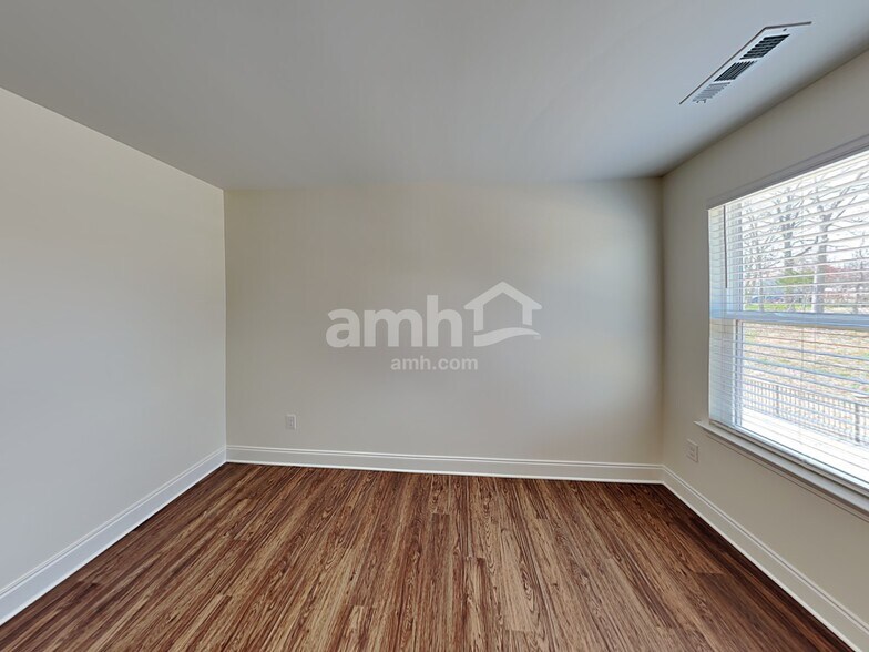 Building Photo - 1356 Lomond Dr