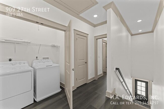 Building Photo - 909 27th St