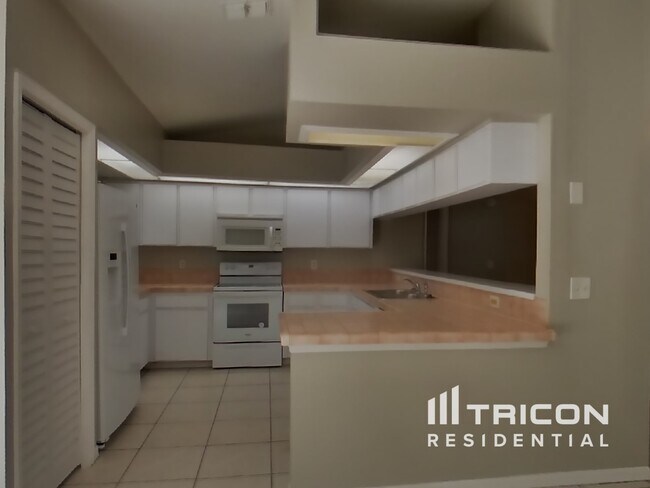 Building Photo - 653 Sand Ridge Dr