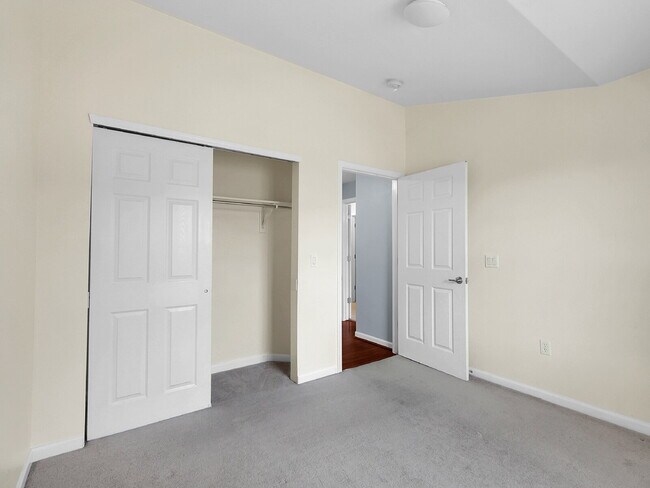 Building Photo - $1,795.95, Gorgeous 2-bed, 2-bath condo located in Aurora.