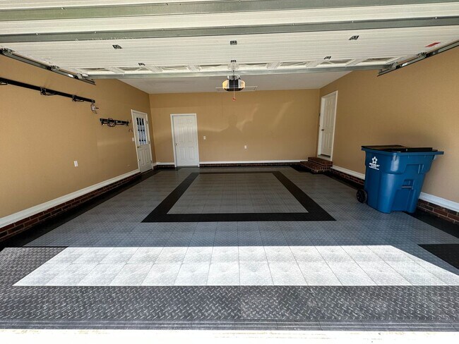 Building Photo - 1611 Majesty Dr