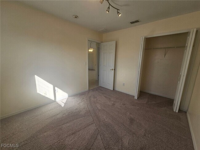 Building Photo - 3514 SE Santa Barbara Pl